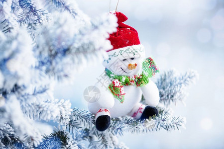 卡片明亮的圣诞雪人挂在冬森林的树枝上诺维科夫高清图片