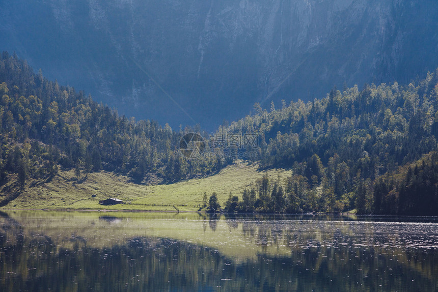 冒险放松日落时山中一个德国湖附近的小屋与湖面反射森林图片