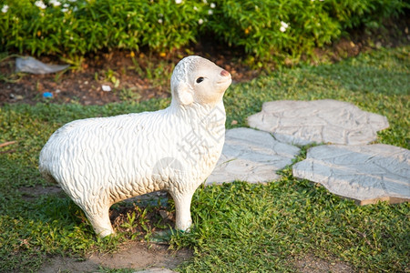 花园草坪上的绵羊雕像装饰站立动物公园图片