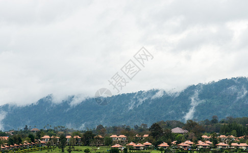 屋在哪里环境高山上风雨过后有浓雾在村子后面图片