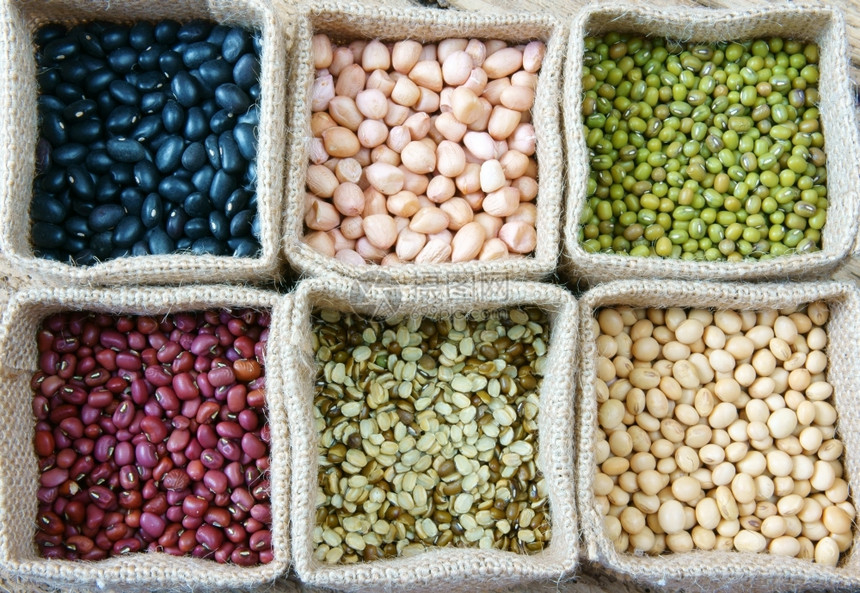 收集谷物绿豆红大袋中黑谷类产品为健康食营养饮和纤维品红色的市场黑图片