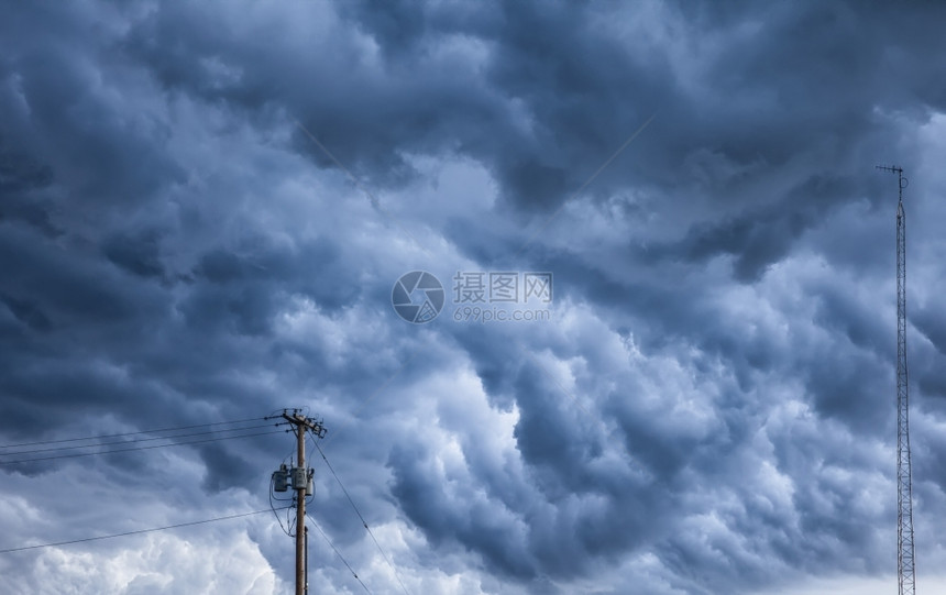 人们灰色的穿过日落时天下一面巨大的云墙猛烈雷暴造成天空中云层沸腾的戏剧天气景象图片