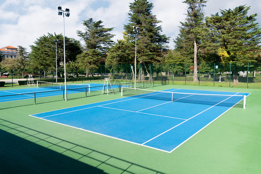 法院健康户外蓝网球场在门阳光明媚的白天网球概念图片