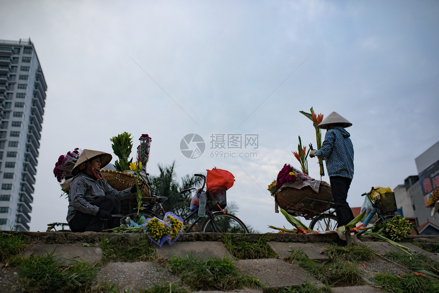 北方1月6日越南河内2017年月6日越南妇女在河内广安市场出售五颜六色的花自行车篮上布置花活动图片