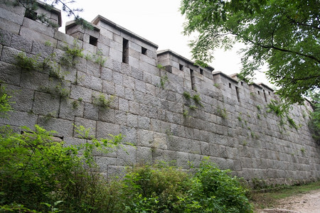 结石蓝色的天空首尔城墙韩国以北的堡垒城墙有大石头四边形图片