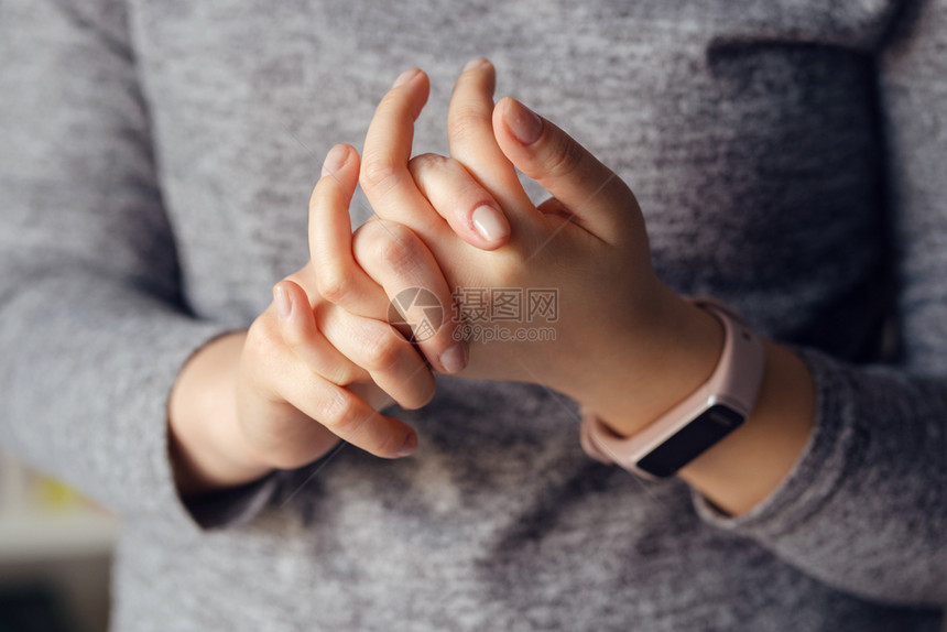 触碰帮助近距离靠中区年轻的天主教女青年白天握着手交叉指合在一起关心图片