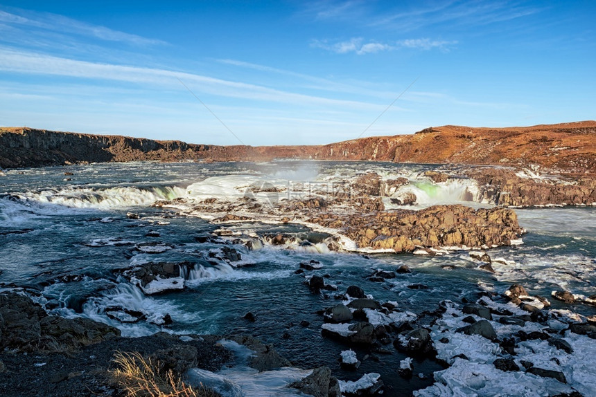 景观岩石冰岛西南部的Urridafos瀑布在阳光明媚的天候下冰岛Urridafos瀑布溪流图片
