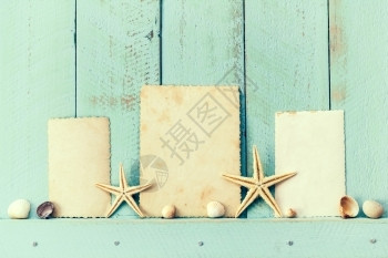 带贝壳和空白框的夏季背景架木头海滩图片