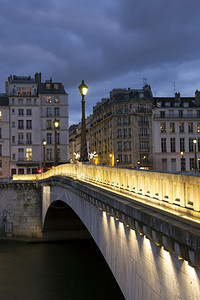 城市的法国巴黎Tournelle港照明黄昏图片