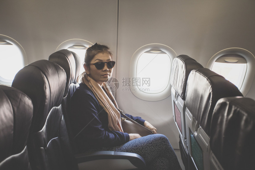 女士经济飞机客座上单身亚洲妇女人数运输图片