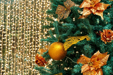 带金球和鲜花的圣诞树背景图片
