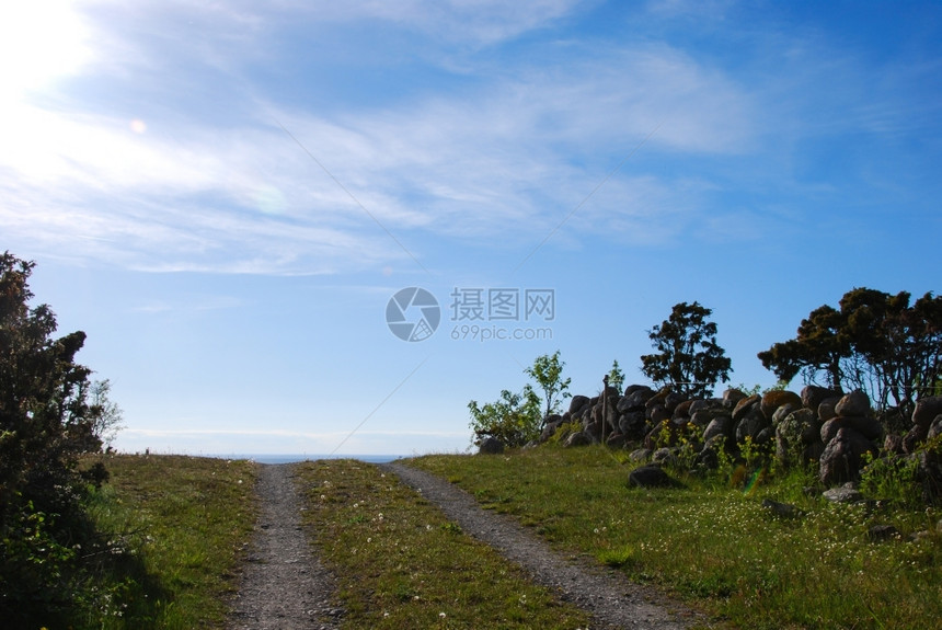 海蓝色的经过天空用石墙的农村铁轨图片