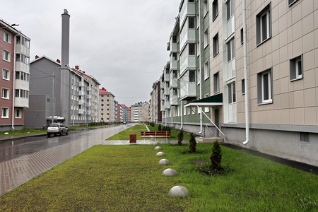 现代的传统家雨城街市景背景图片