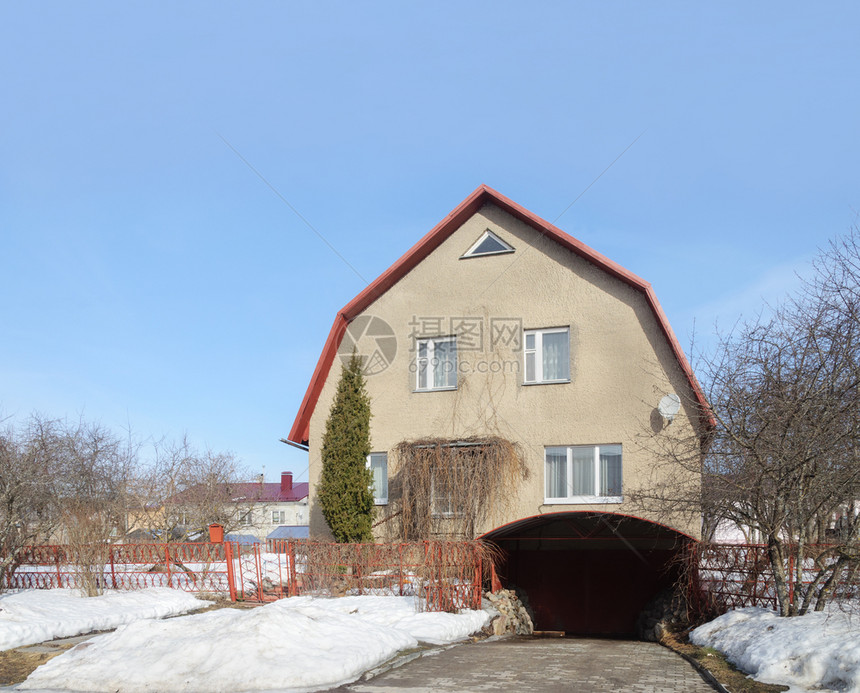 俄罗斯弗拉基米尔地区俄罗斯小镇的石块屋和车库位于俄罗斯弗拉基米尔地区农村建造图片