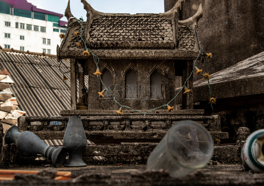 废料垃圾乔斯被遗弃在Bangkok废弃建筑上的老破碎旧鬼屋或JosJos房屋图片