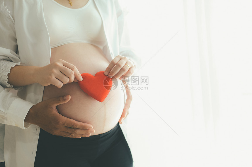 拥有丈夫的孕妇家庭怀和养育子女概念有丈夫的孕妇爱分娩母亲图片