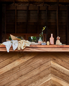 木制桌上的厨房用具家木头墙图片