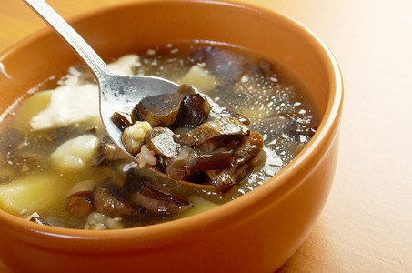 俄罗斯酸奶汤配蘑菇和珍珠大麦煮蘑菇汤菌美味的土豆图片
