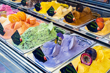 客厅冰冷夏季在商店销售的彩色冰淇淋粉条水果图片