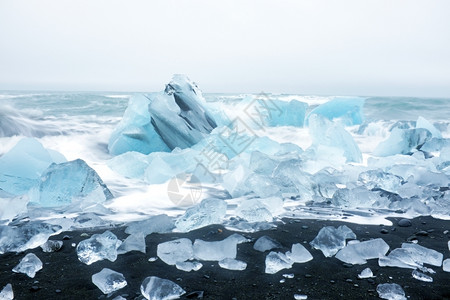 冰岛黑沙滩上的冰岩石背景图片