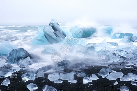 冰岛黑沙滩上的冰岩石图片