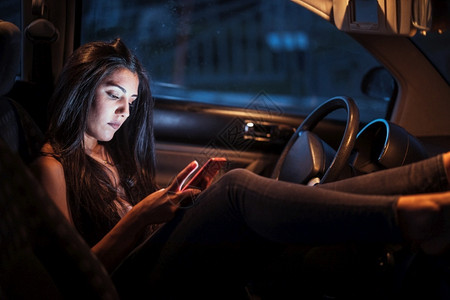 车内女人使用智能手机透过窗户看车内女人使用智能手机小时天气宁静图片