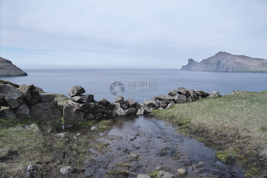 法罗群岛背景观中的法罗群岛地貌横向风景图像其小河向海洋和北大西流到太平见法罗群岛的光荣场景PostcardMotif跑步岩石水平图片