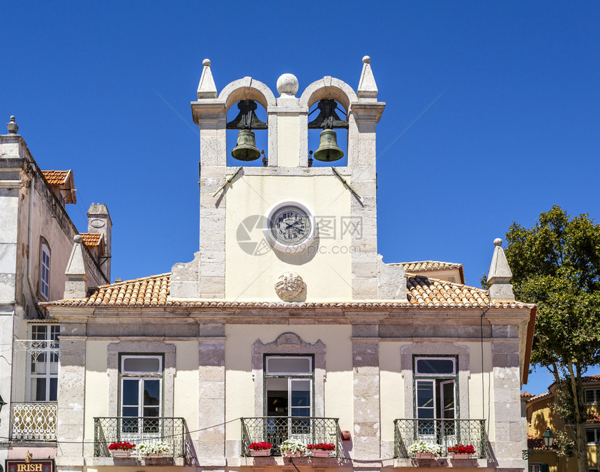 外套钓鱼在葡萄牙迷人沿海城镇Cascais市中心的双钟塔景象位于葡萄牙卡斯凯Cascais双倍的图片