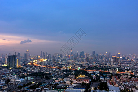 镇景观曼谷夜与泰国商业区摩天大楼的曼谷夜景蓝色的图片