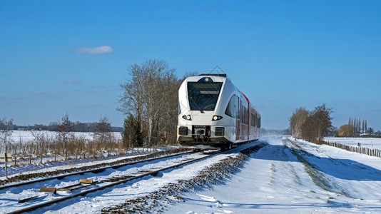 追踪冬季从荷兰出发在农村开火车冬季日由荷兰驾驶天气快速地背景图片