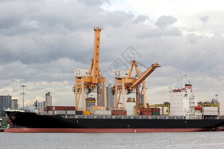 起装港的重车和船舶加载出口海图片