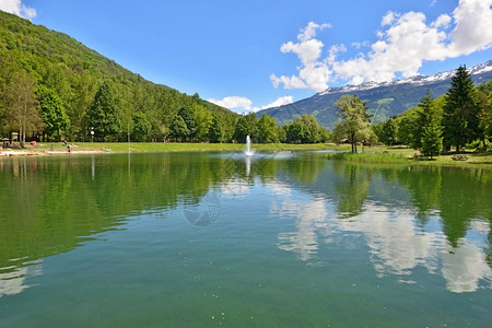 在法国阿尔卑斯山湖的塔伦特埃塞山谷的一个休闲公园中在法国阿尔卑斯山脉的塔伦特西谷一个休闲公园中一个美丽的湖泊景象云法语自然图片