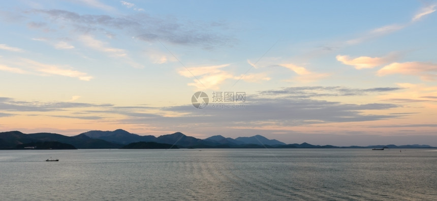 水泰国拉农安达曼海美丽的日落天空黄昏山图片