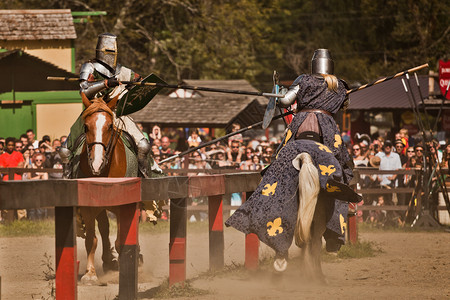 盔甲服格斗男人与骑士们在装甲的护服上骑士身份背景