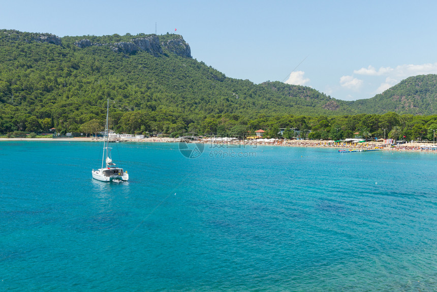 海岸天蓝色水美丽的地中海凯迈尔的游艇和土耳其凯梅尔的游艇以及凯默图片