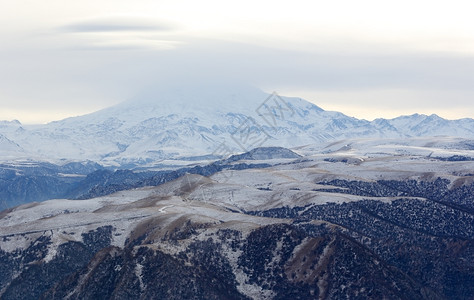俄罗斯北高加索埃尔布鲁斯山脉云层移动俄罗斯北高加索景观岩石最佳图片