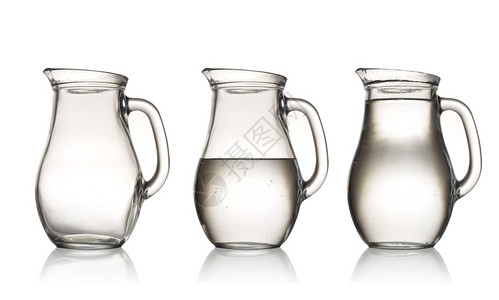 玻璃水罐等级比较乐观空的一半和满水罐被白色隔离设计图片
