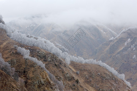 冰川白种人俄罗斯北高加索山上云层的移动俄罗斯北高加索户外图片