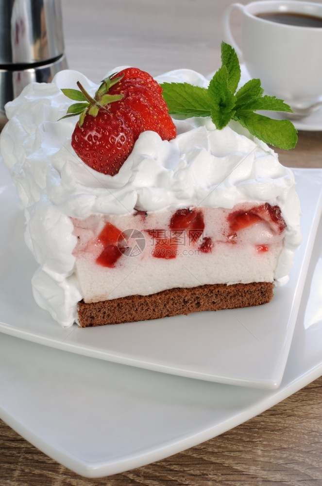 蛋奶酥早餐巧克力海绵蛋糕上的草莓松露和奶油食物图片