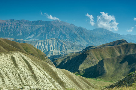 夏天路吉尔斯坦西部贾拉勒阿巴德地区山高原美丽的图片
