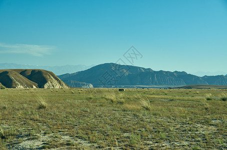 蛇纹石踪迹假期吉尔斯坦西部贾拉勒阿巴德地区山高原路背景