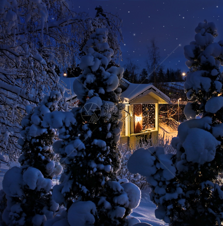 在寒雪的圣诞节冬季夜晚蓝色时刻在雪的圣诞夜晚紫化的房子季节住宅浪漫的图片