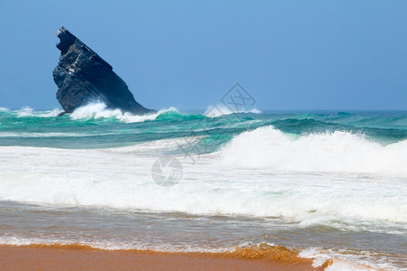 浅地的黄沙和孤独石头岩松海浪和泡沫硫磺和孤氏岩层的黄色沙子白海滨岩石图片