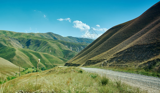 贾拉拉巴德经过景观吉尔斯坦西部贾拉勒阿巴德地区山高原丝绸背景