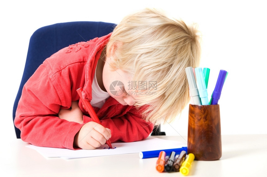 绘画金发的年轻男孩高度集中画一只蝴蝶用各种感知小笔浓度桌子图片