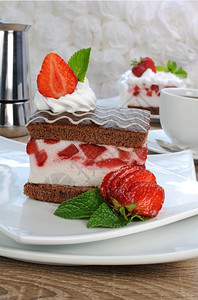 巧克力海绵蛋糕上的草莓松露精美浆果饼干图片