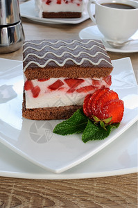 蛋奶酥巧克力海绵蛋糕上的草莓松露薄荷早午餐图片