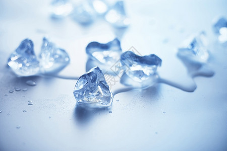 新鲜清爽蓝色背景冰块上的水晶图片