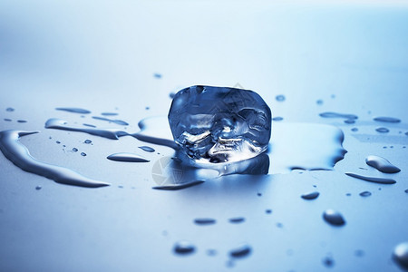 水反射半透明蓝色背景冰块上的图片