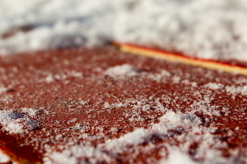 红木背景上的雪幕效果白色水晶图片